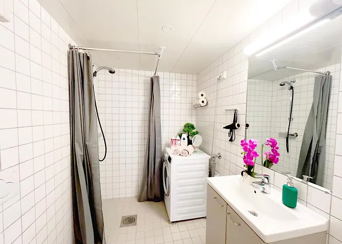 Appartement Center Flat With Balcony & Free Parking *