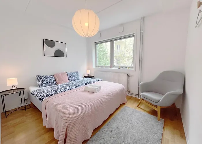 Center Flat With Balcony & Free Parking *