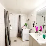Leilighet Center Flat With Balcony & Free Parking *